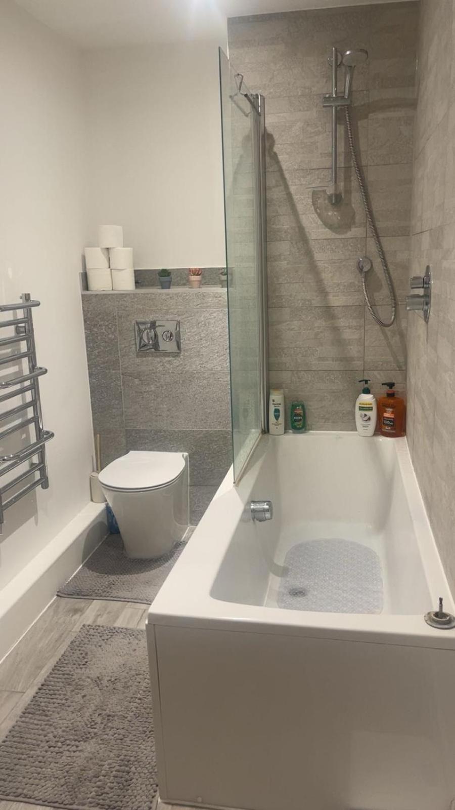 Beautiful And Quiet Modern In Harlow Londres